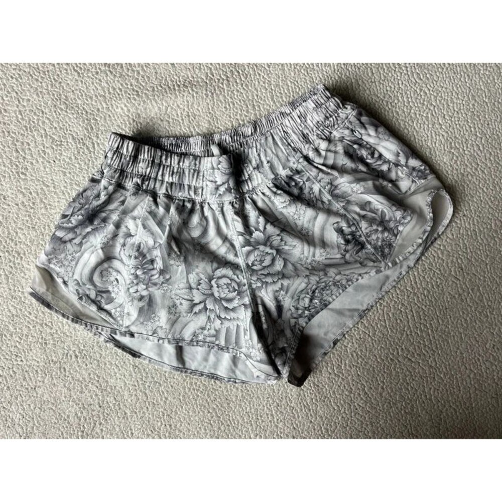Lululemon Hotty Hot Shorts Grey Roses Womens 8